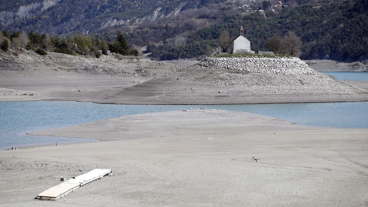 Fotky ukazují alarmující stav vodní hladiny ve Francii